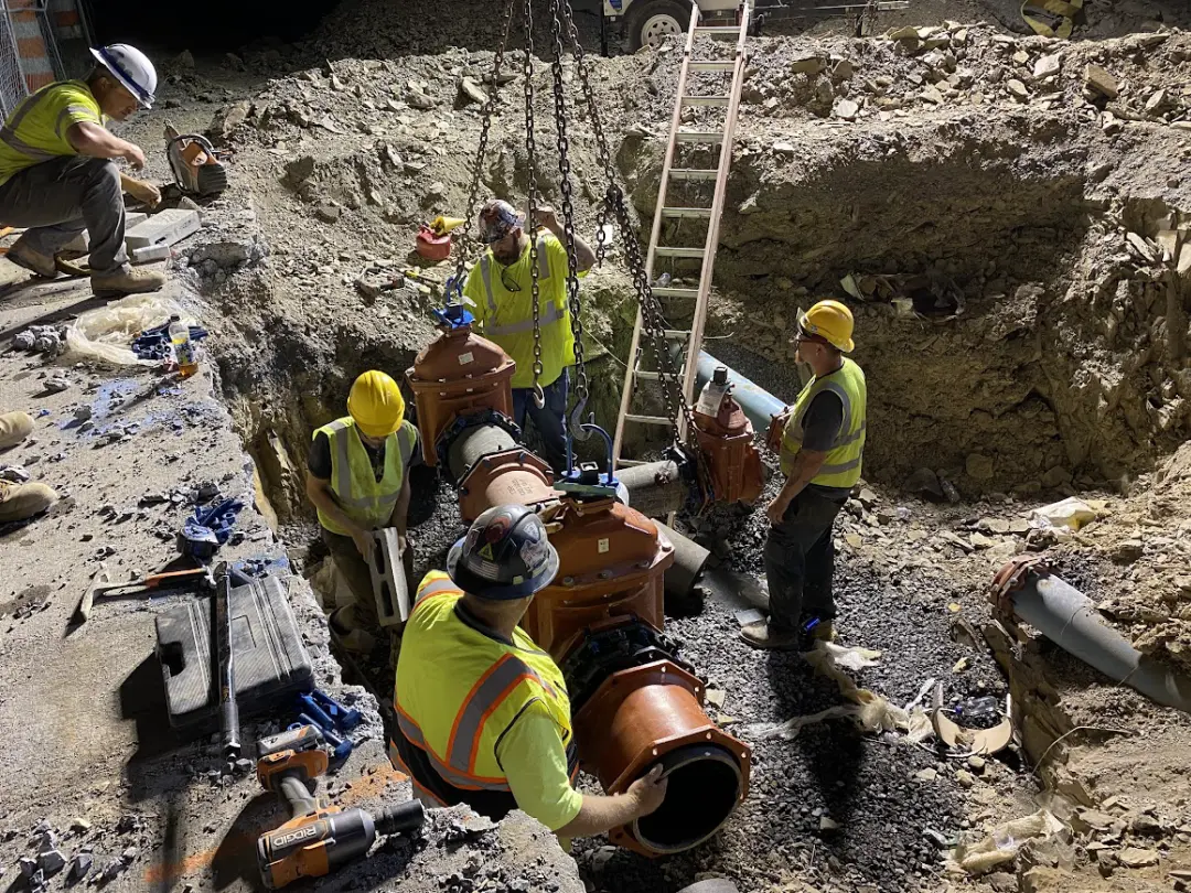 Pine Knoll Construction crew in utility trench completing Utility & Water/Sewer services in Winchester VA.